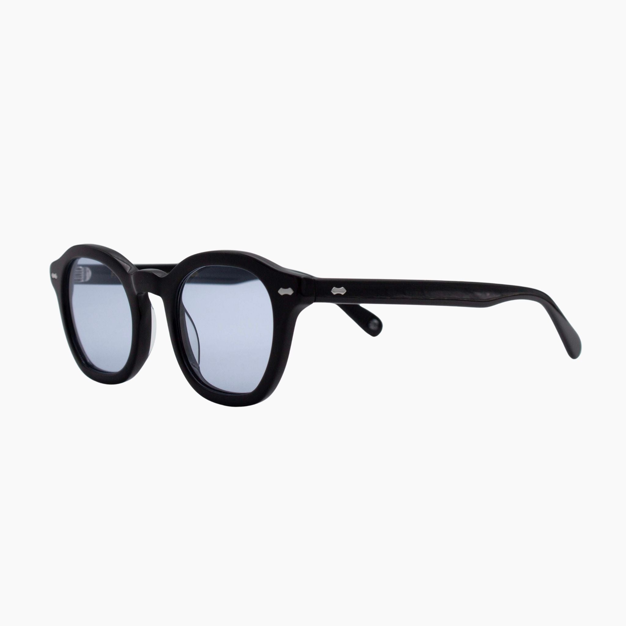 #farge_black tint blue
